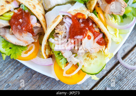 Fleisch-Wraps oder Fajitas mit Schweinefleisch und Gemüse. Stockfoto