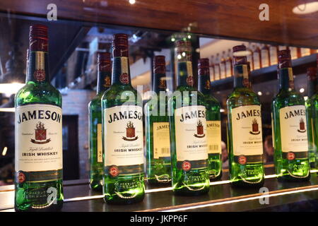 Nahaufnahme der Flaschen auf die jameson Tour, Dublin Stockfoto