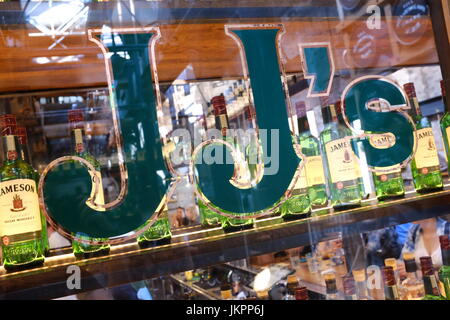 Nahaufnahme der Flaschen auf die jameson Tour, Dublin Stockfoto