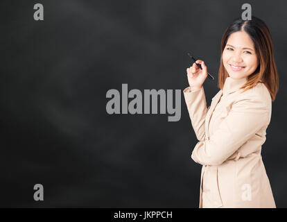 asiatische Geschäftsfrau hält Stift bereit für den Unterricht Stockfoto