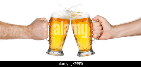 Hände mit Bierkrügen Toast machen Stockfoto