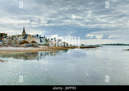 Finistère (29), Roscoff, Frankreich, Vieille Ville Avec le Clocher de l'Église Notre-Dame de Croaz-Batz et l'Île de Batz À Droite / / Frankreich, Finistere, Ro Stockfoto