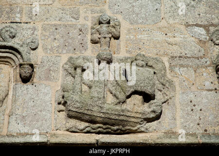 Frankreich, Finistère (29), Roscoff, Église Notre-Dame de Kroaz-Batz, au-Dessus du Porche Ouest, Ex-Voto Sculpté Représentant un Bateau / / Frankreich, Finiste Stockfoto