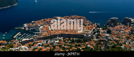 Luftaufnahme, Blick nach unten auf ummauerten Altstadt Dubrovnik, Kroatien, Europa. Stockfoto