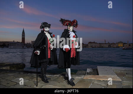 männliche und weibliche Baute Maske Träger in den Karneval von Venedig, Italien Stockfoto