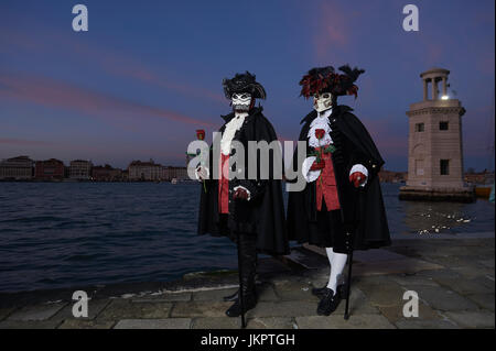 männliche und weibliche Baute Maske Träger in den Karneval von Venedig, Italien Stockfoto