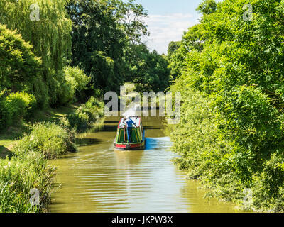 Ein Hausboot entlang der Kennet und Avon Kanal in der Nähe von wenig Bedwyn in Wiltshire. Stockfoto