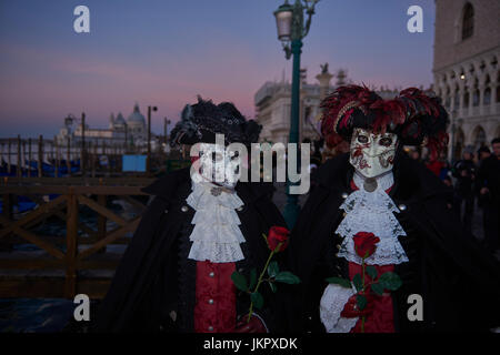 männliche und weibliche Baute Maske Träger in den Karneval von Venedig, Italien Stockfoto