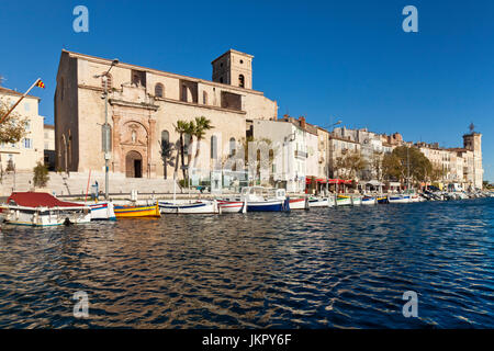 Bouches-du-Rhône (13), la Ciotat, Frankreich, le Vieux Port et En Arrière Plan, le Quai Ganteaume, l'Église Notre-Dame-de-Assomption Ou Notre-Dame-du-Po Stockfoto