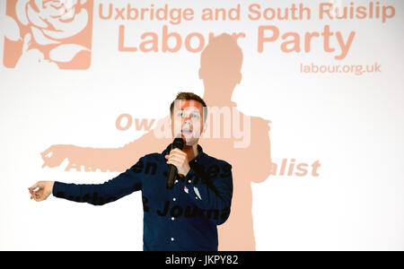 Owen Jones, Autor, Aktivist und Journalist, spricht bei Uxbridge civic Centre, im Herzen des Boris Johnsons Wahlkreis Stockfoto