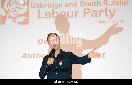 Owen Jones, Autor, Aktivist und Journalist, spricht bei Uxbridge civic Centre, im Herzen des Boris Johnsons Wahlkreis Stockfoto