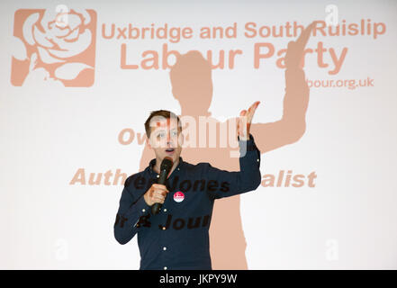 Owen Jones, Autor, Aktivist und Journalist, spricht bei Uxbridge civic Centre, im Herzen des Boris Johnsons Wahlkreis Stockfoto