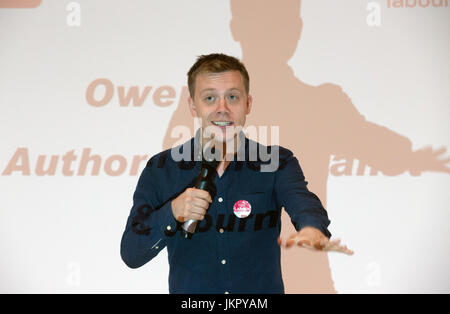 Owen Jones, Autor, Aktivist und Journalist, spricht bei Uxbridge civic Centre, im Herzen des Boris Johnsons Wahlkreis Stockfoto