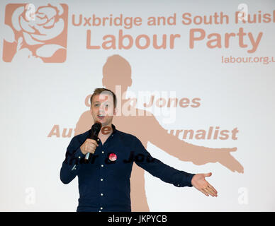 Owen Jones, Autor, Aktivist und Journalist, spricht bei Uxbridge civic Centre, im Herzen des Boris Johnsons Wahlkreis Stockfoto