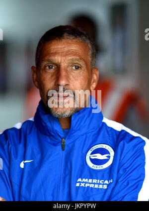 Brighton-Manager Chris Hughton beim Freundschaftsspiel zwischen Crawley Town und Brighton und Hove Albion im Checkatrade Stadium in Crawley. 22. Juli 2017 – nur zur redaktionellen Verwendung. Keine Verkaufsförderung. Für Football-Bilder gelten Einschränkungen für FA und Premier League. Keine Nutzung des Internets/Handys ohne FAPL-Lizenz - für Details wenden Sie sich an Football Dataco Stockfoto