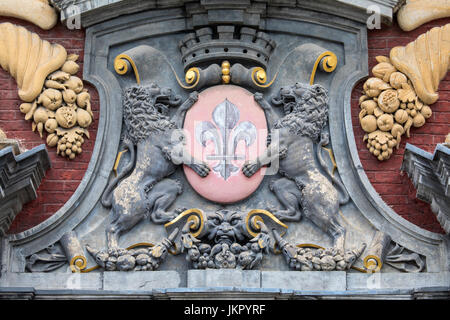 Das Wappen der historischen Stadt von Lille, an der Außenseite der Vieille Bourse - die alte Börse von Lille in Frankreich. Stockfoto