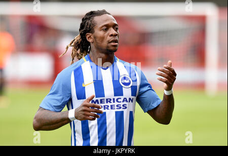 Gaetan Bong von Brighton beim Freundschaftsspiel zwischen Crawley Town und Brighton und Hove Albion im Checkatrade Stadium in Crawley. 22 Jul 2017 Thomas Gaëtan Bong ist ein kamerunischer Fußballprofi, der für Brighton & Hove Albion als Verteidiger spielt - nur zur redaktionellen Verwendung. Keine Verkaufsförderung. Für Football-Bilder gelten Einschränkungen für FA und Premier League. Keine Nutzung des Internets/Handys ohne FAPL-Lizenz - für Details wenden Sie sich an Football Dataco Stockfoto