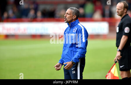 Brighton-Manager Chris Hughton beim Freundschaftsspiel zwischen Crawley Town und Brighton und Hove Albion im Checkatrade Stadium in Crawley. 22. Juli 2017 – nur zur redaktionellen Verwendung. Keine Verkaufsförderung. Für Football-Bilder gelten Einschränkungen für FA und Premier League. Keine Nutzung des Internets/Handys ohne FAPL-Lizenz - für Details wenden Sie sich an Football Dataco Stockfoto