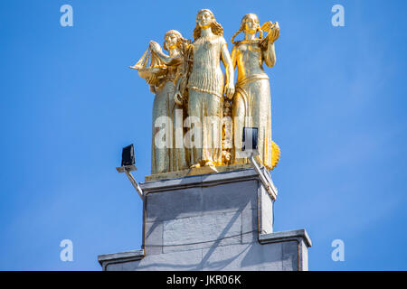 Eine schöne goldene Statue der Fassade an den Hauptsitz der Zeitung La Voix du Nord in Grand Place in Lille, Frankreich. Stockfoto