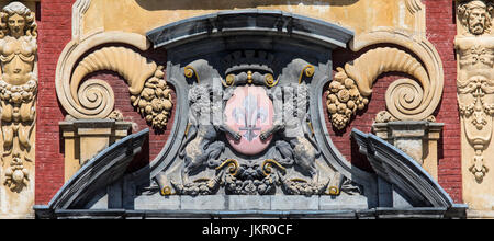 Das Wappen der historischen Stadt von Lille, an der Außenseite der Vieille Bourse - die alte Börse von Lille in Frankreich. Stockfoto