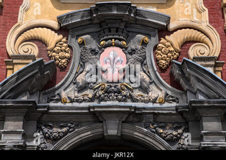 Das Wappen der historischen Stadt von Lille, an der Außenseite der Vieille Bourse - die alte Börse von Lille in Frankreich. Stockfoto