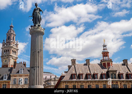 Zeigen Sie in Grand Place in der historischen Stadt Lille, Frankreich. Die Ansicht enthält die Spalte der Göttin, Vieille Bourse und der Industrie-und Handelskammer Stockfoto