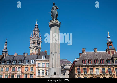 Zeigen Sie in Grand Place in der historischen Stadt Lille, Frankreich. Die Ansicht enthält die Spalte der Göttin, Vieille Bourse und der Industrie-und Handelskammer Stockfoto