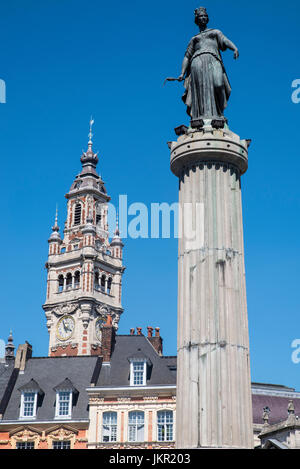 Zeigen Sie in Grand Place in der historischen Stadt Lille, Frankreich. Die Ansicht enthält die Spalte der Göttin und der Glockenturm von der IHK eine Stockfoto