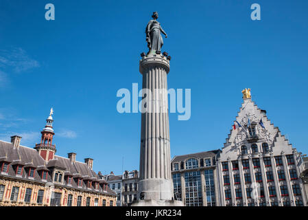 Ein Blick auf die Spalte mit der Göttin, Vieille Bourse und La Voix du Nord Hauptsitz befindet sich in Grand Place in der historischen Stadt Lille, Frankreich. Stockfoto