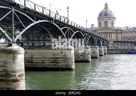 Paris, Frankreich, Ansicht der Pont des Arts Blick über Ufer von Rive Droite, Rive Gauche. Stockfoto