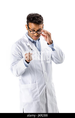 Junge professionelle Arzt in Brillen halten Reflexhammer isoliert auf weiss Stockfoto