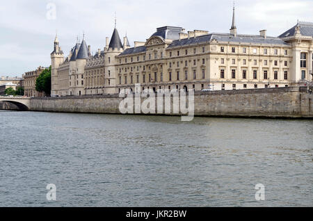 Paris, Frankreich, Conciergerie, betrachtet über die Seine, Stockfoto