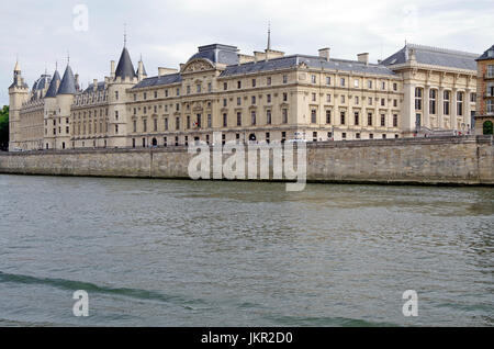 Paris, Frankreich, Conciergerie, betrachtet über die Seine, Stockfoto