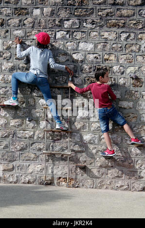 Paris Plages, Kletterwand, junges Mädchen, jungen, auf der Kletterwand Stockfoto