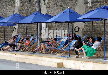 Paris, Frankreich, Paris Plages (Strände), summer Festival, temporäre decking, blaue Liegestühle Stockfoto