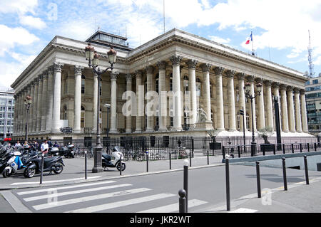 Ecke der Börse von Paris, Eingang zur Metrostation Bourse, Stockfoto