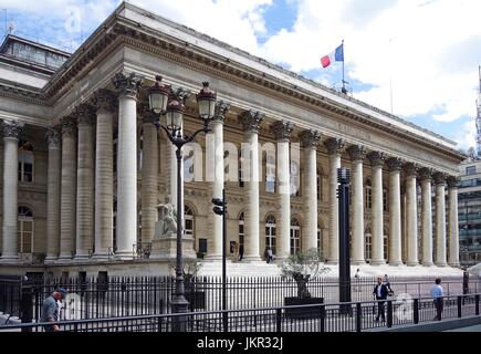 Ecke der Börse von Paris, Eingang zur Metrostation Bourse, Stockfoto