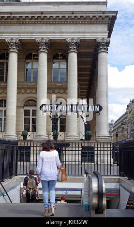 Ecke der Börse von Paris, Eingang zur Metrostation Bourse, Stockfoto