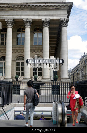 Ecke der Börse von Paris, Eingang zur Metrostation Bourse, Stockfoto