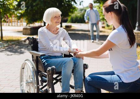 Tapfere brillante Frau Rehabilitation durchlaufen Stockfoto