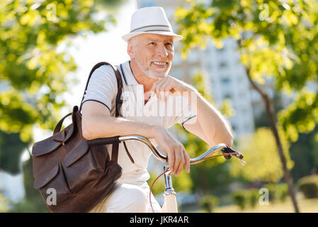 Verträumte männlich linken Kinn anziehen Stockfoto