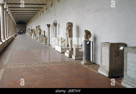 Italien. Rom. Römisches Nationalmuseum (Thermen des Diokletian). Teilansicht des Kreuzgangs mit archäologischen Überresten. Stockfoto