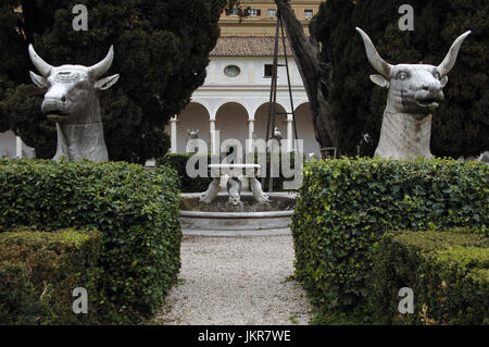 Italien. Rom. Römisches Nationalmuseum (Thermen des Diokletian). Teilweise Blick auf den Innenhof mit archäologischen Überresten. Stockfoto