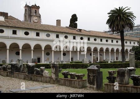 Italien. Rom. Römisches Nationalmuseum (Thermen des Diokletian). Teilweise Blick auf den Innenhof mit archäologischen Überresten. Stockfoto