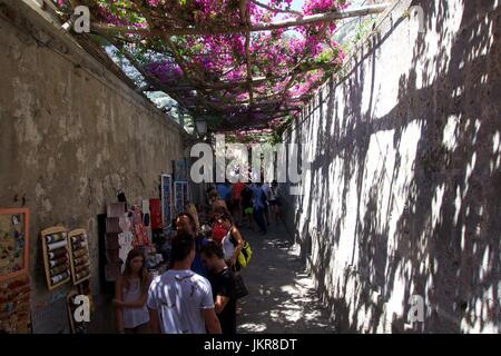 Die glyzinien überdachte Straßen von Positano in der Region Kampanien, Italien, auf den Golf von Salerno, Italien Stockfoto