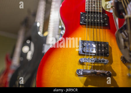 Niedrigen Winkel Ansicht der Gitarren im Shop Stockfoto