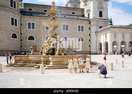 Residenzbrunnen am Residenzplatz mit Touristen posiert in Sound of Music Kostüme, Salzburg, Österreich Stockfoto