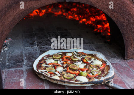 Erhöhte Ansicht der Pizza vom Holzofen Stockfoto