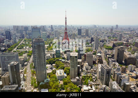 Luftaufnahme des Tokyo Tower in Stadt gegen Himmel am sonnigen Tag, Tokyo, Japan Stockfoto