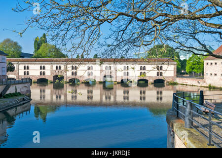 STRAßBURG DAS VIERTEL PETITE FRANCE UND BLICK AUF DEN FLUSS L ' ILL VON DER BARRAGE VAUBAN UND DIE GLASKONSTRUKTION DES MUSEUM FÜR MODERNE UND ZEITGENÖSSISCHE KUNST Stockfoto